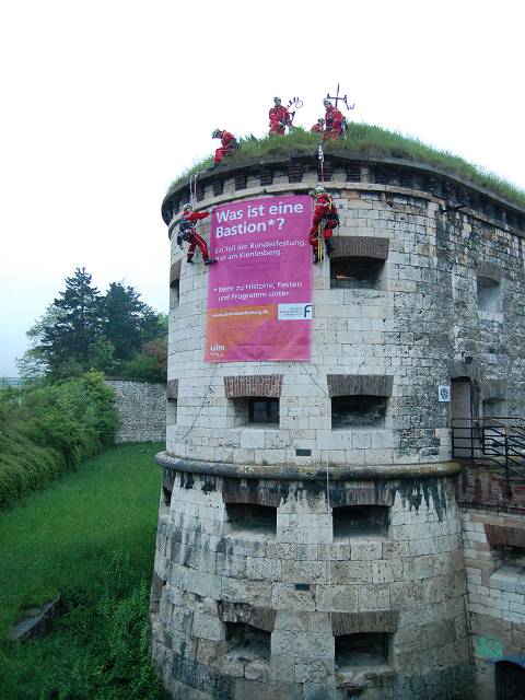 Montage der Werbebanner. Foto: R. Hebenstreit