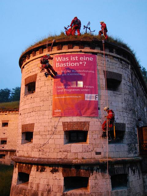 Montage der Werbebanner. Foto: R. Hebenstreit