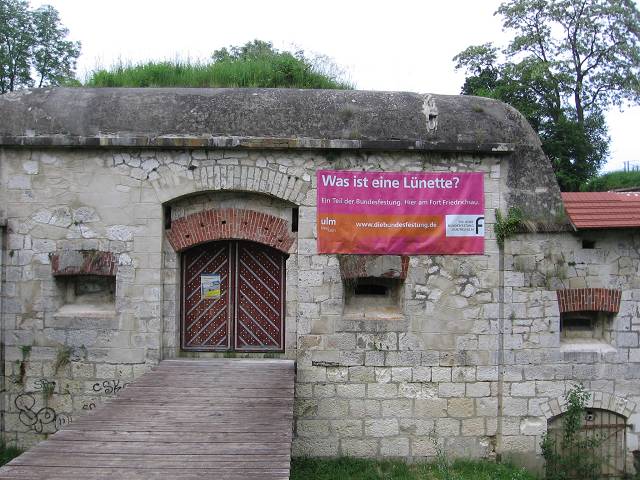 Montage der Werbebanner. Foto: R. Hebenstreit